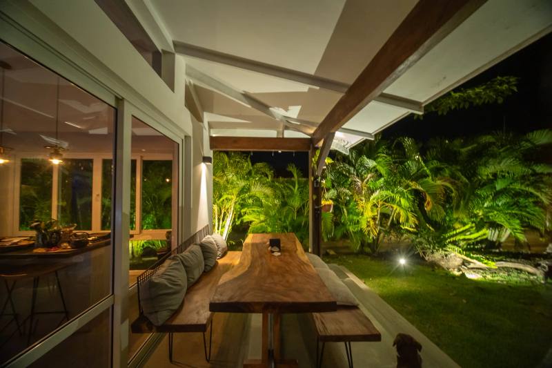 Comedor exterior de Blue Casa Garden por la noche