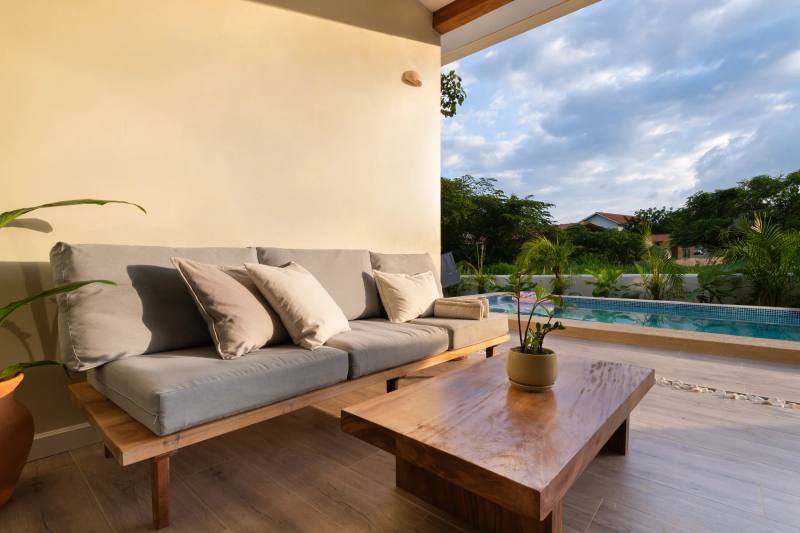 Sala exterior junto a la piscina de Villa Brisa