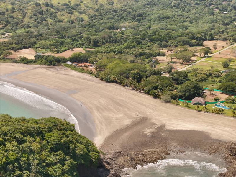 Vista aérea de la costa junto a Villa Marina