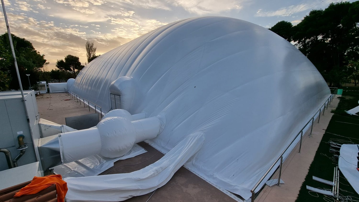 Differential pressure control of inflatable covers