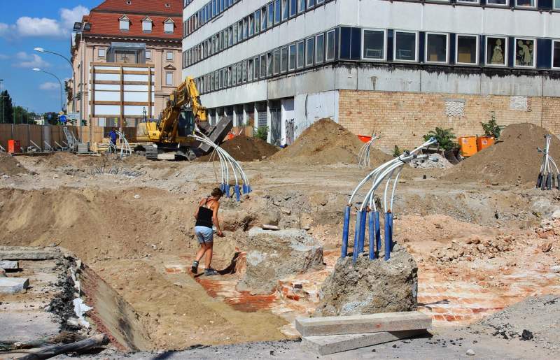 Archäologen begutachten das alte Fundament