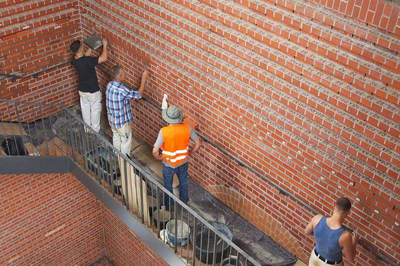 Einbau von 546 Spendenziegeln durch Auszubildende