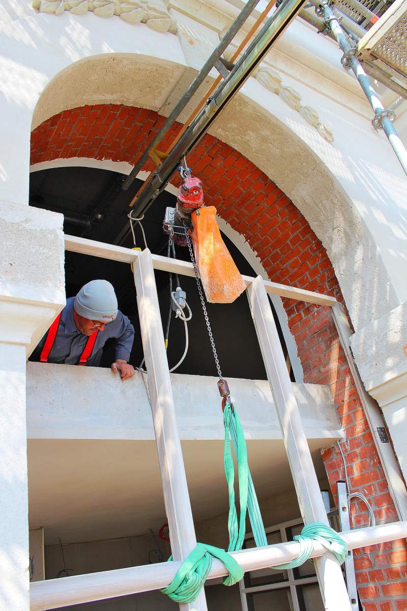 Einbau der ersten Fassadenelemente