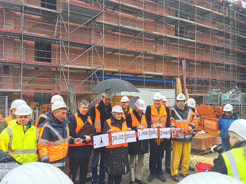 Der einmillionste Ziegel wird vermauert