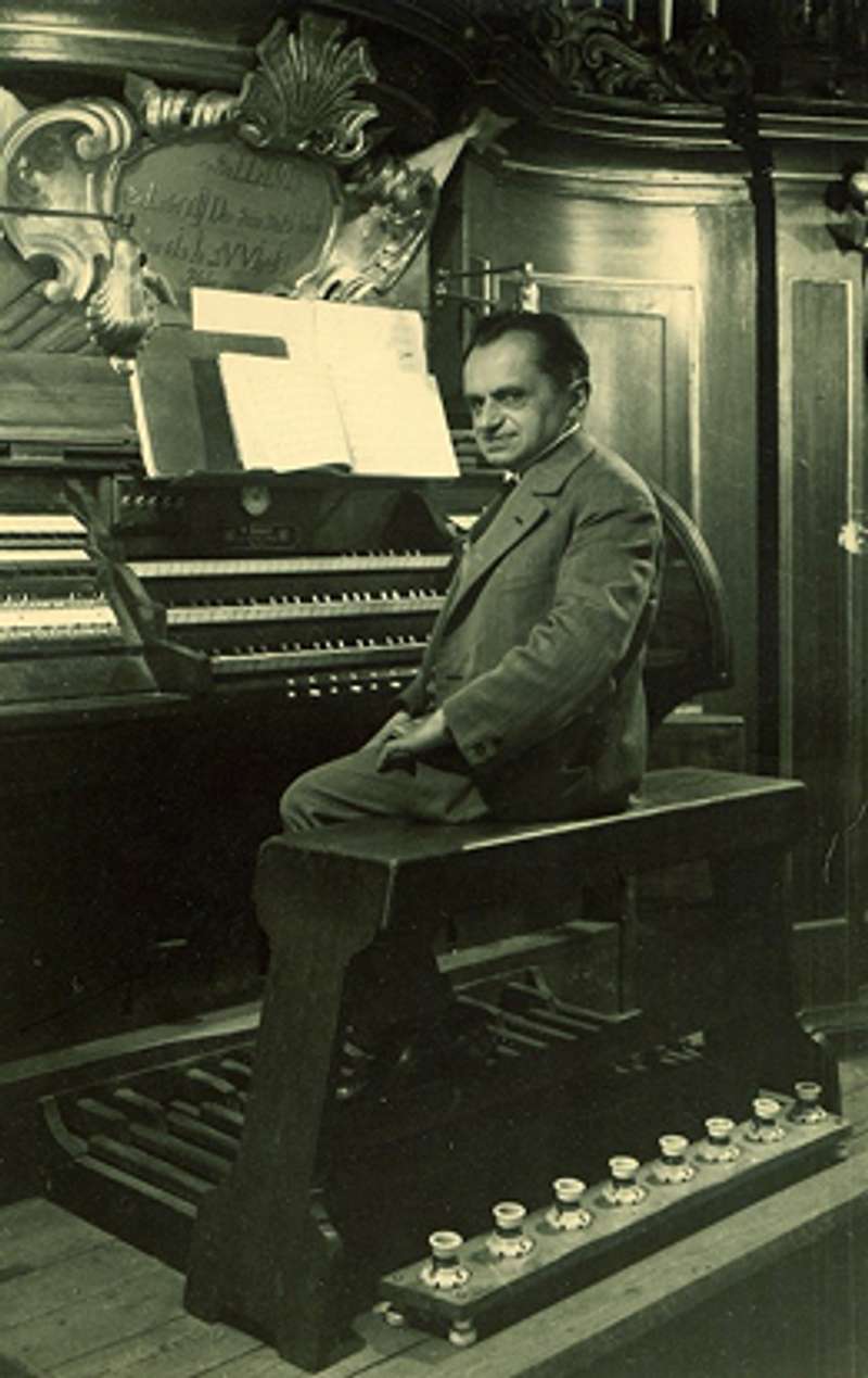 Prof. Dr. Otto Becker am Carillon der Garnisonkirche