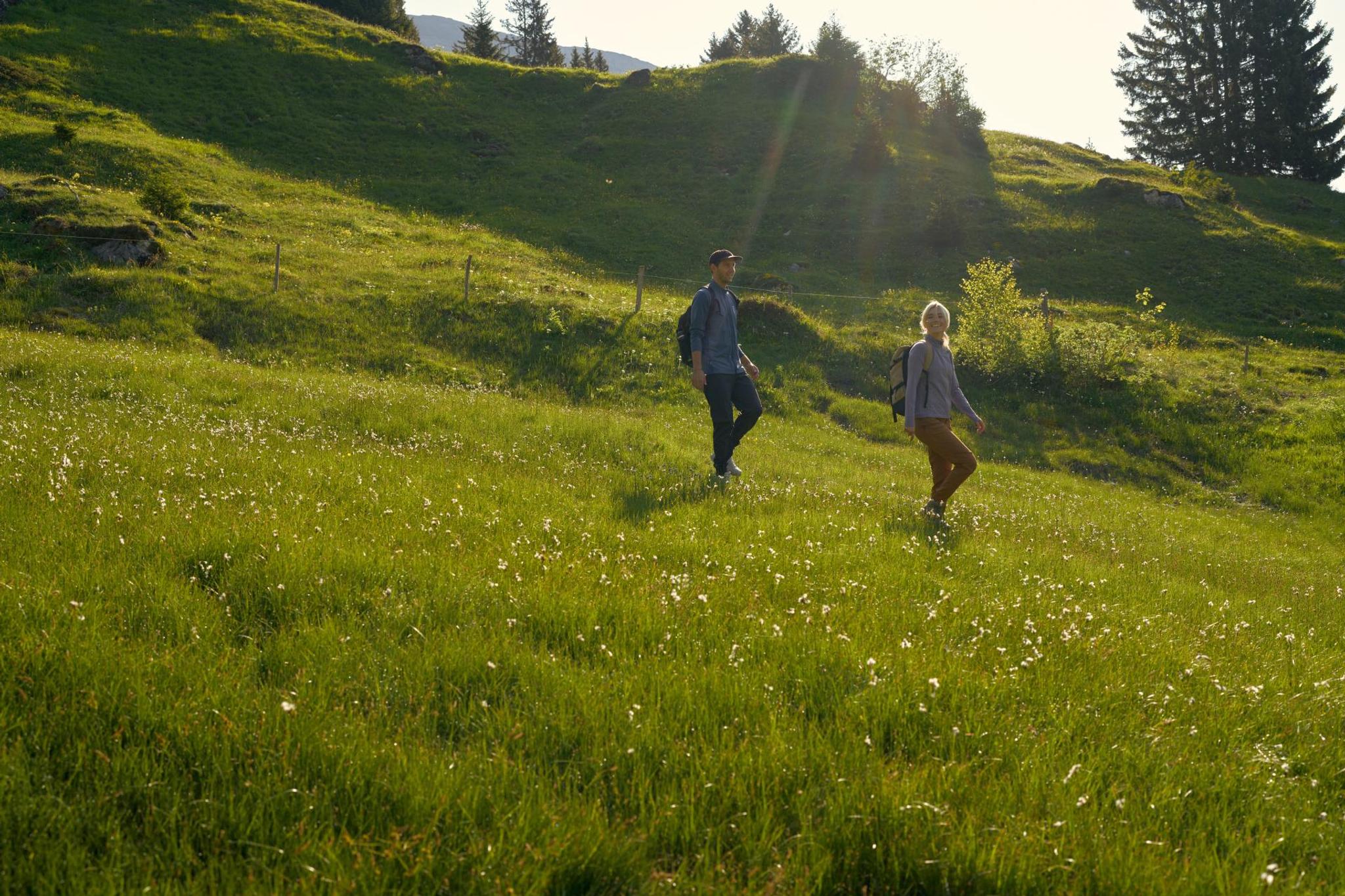 Paar läuft über Wiese