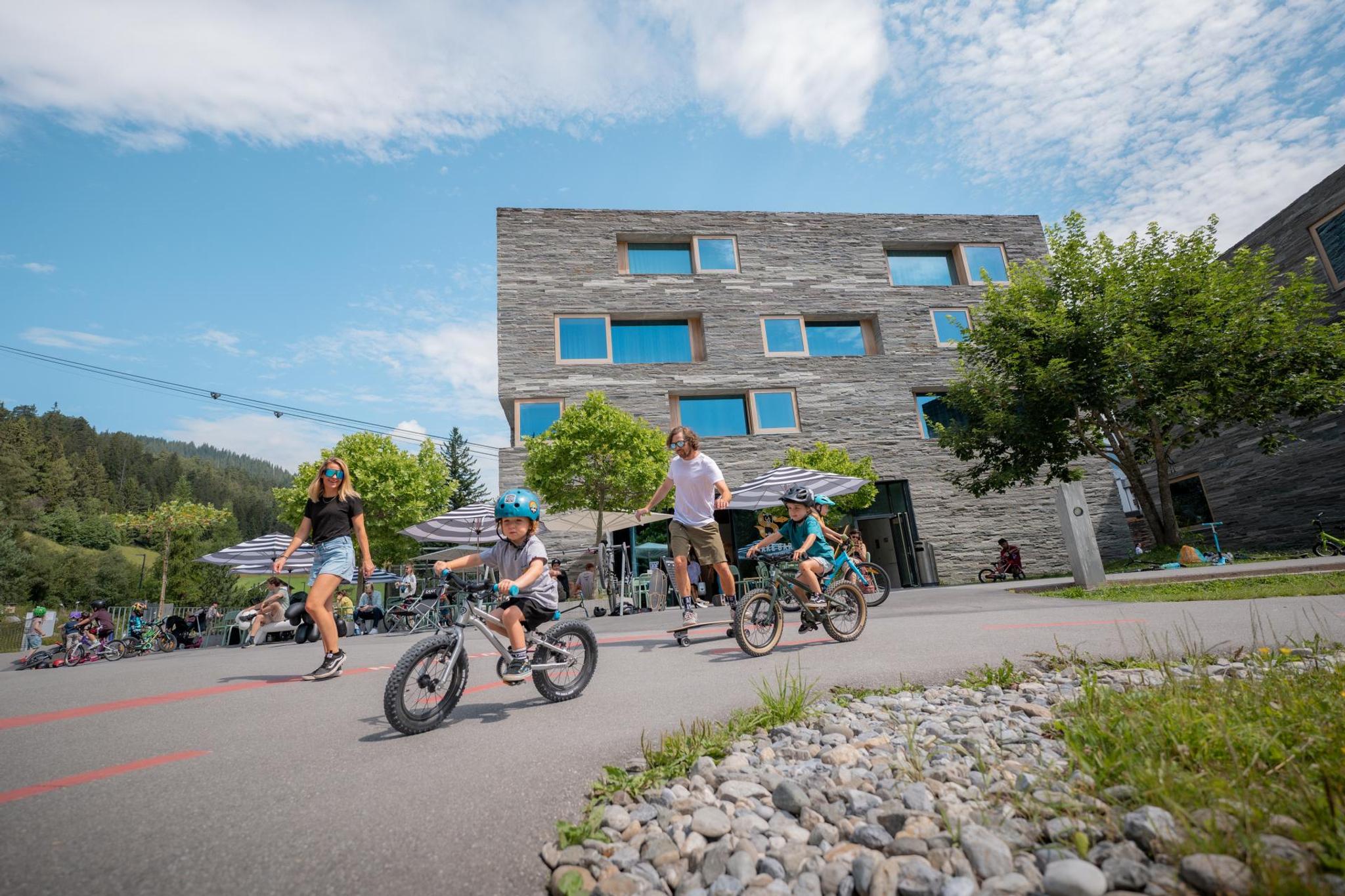 Familie im rocksresort Park