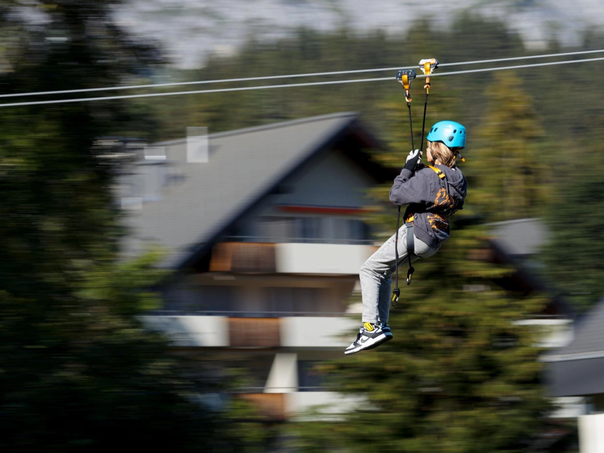 Person auf der Zipline