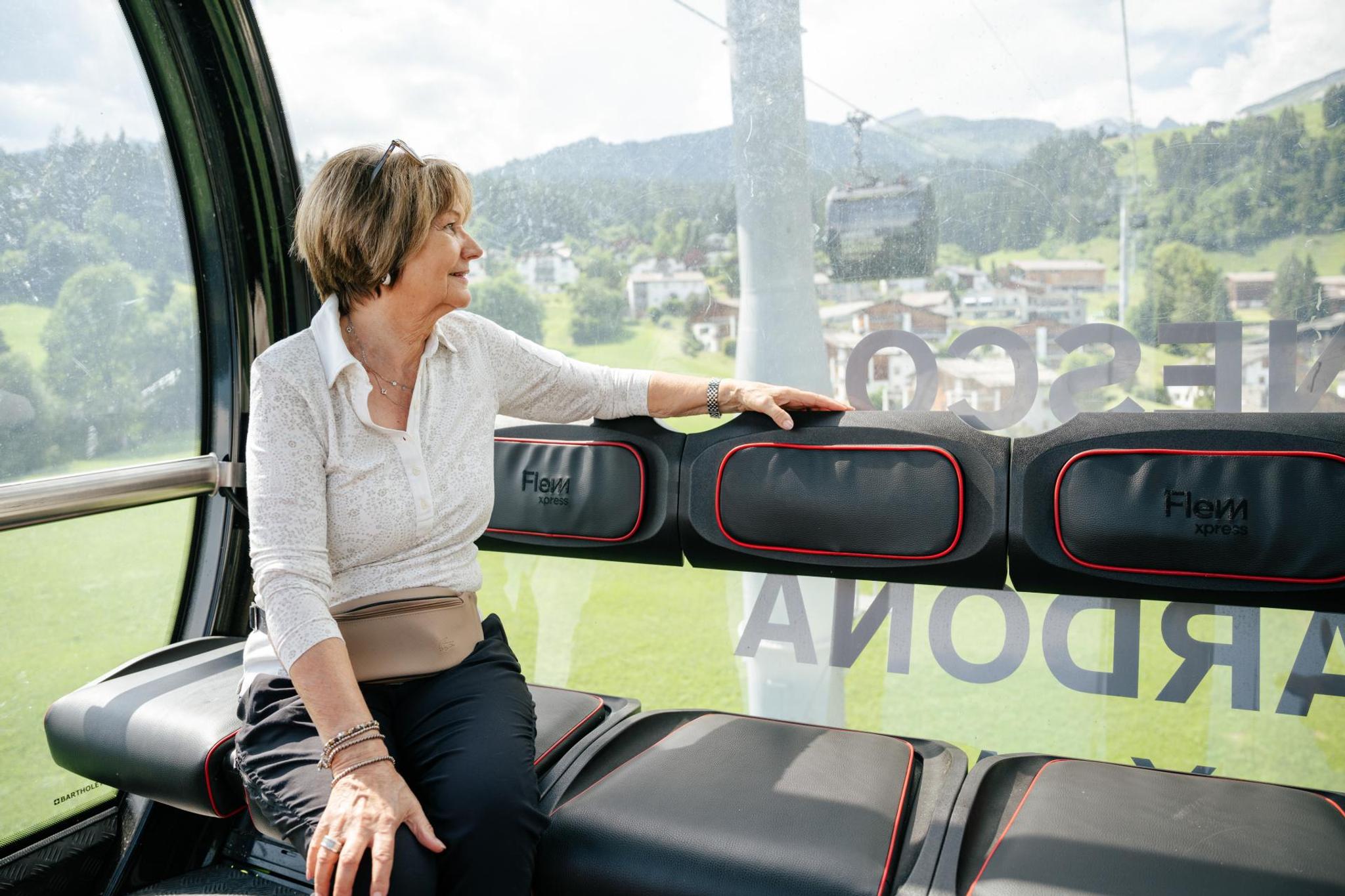 Frau sitzt in einer Gondel