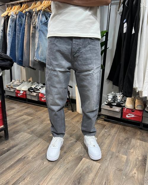 boy frined hang gray