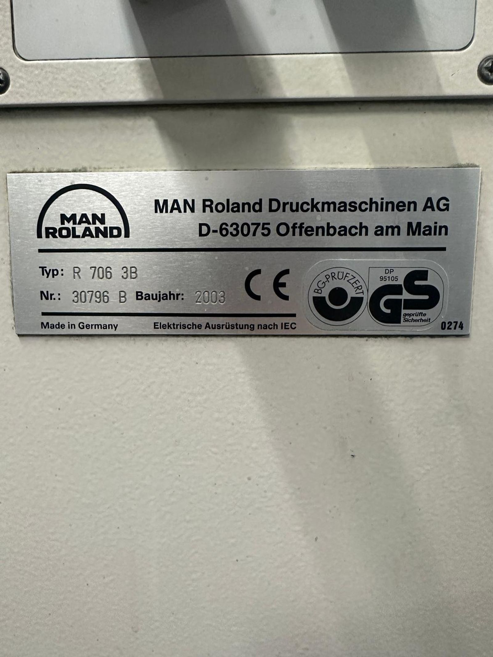 MAN Roland Druckmaschinen AG Offenbach am Main üretici plakası: Typ R 706 3B, Baujahr 2003