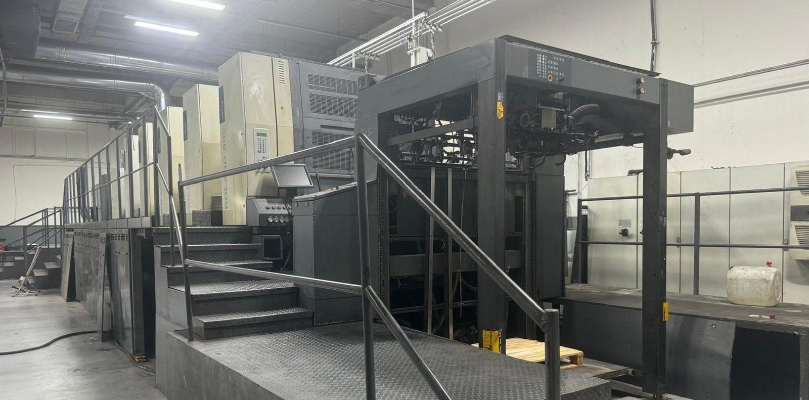 MAN Roland 905-6+LV HiPrint büyük format tabaka ofset baskı makinesi, çıkış ve baskı üniteleriyle tam hat