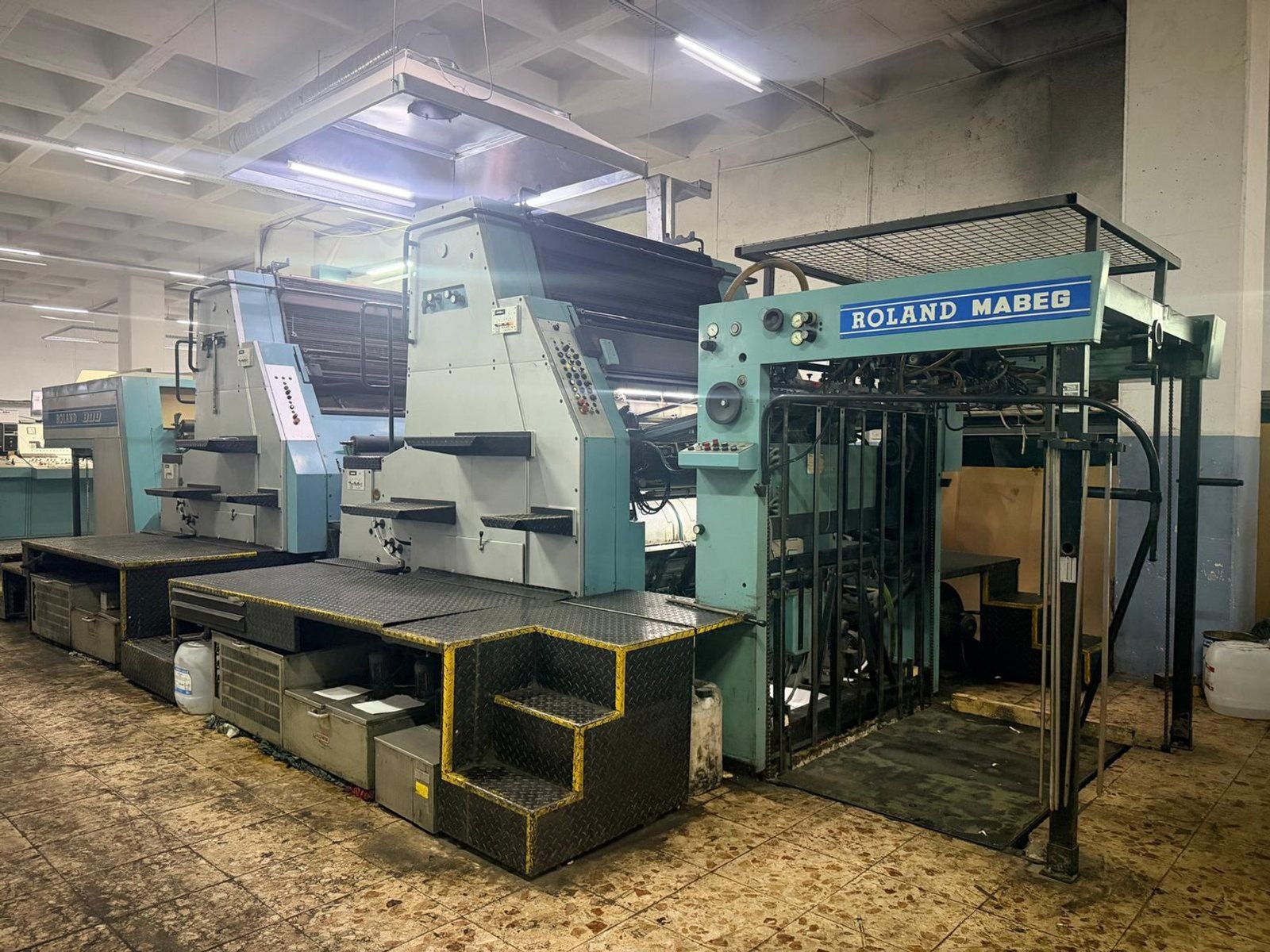 MAN Roland ROLAND 800 serisi R 804 dört renkli büyük format ofset baskı makinesi, ROLAND MABEG besleyiciyle