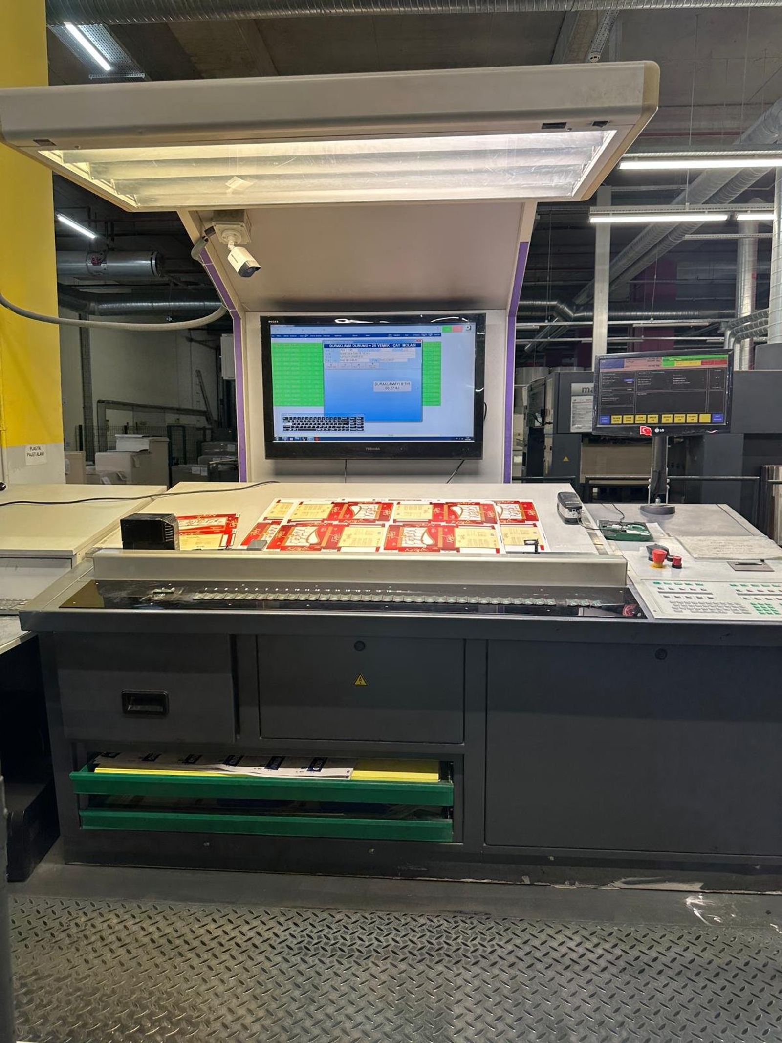 MAN Roland ROLAND 700 kumanda masası ve renk kontrol ekranı