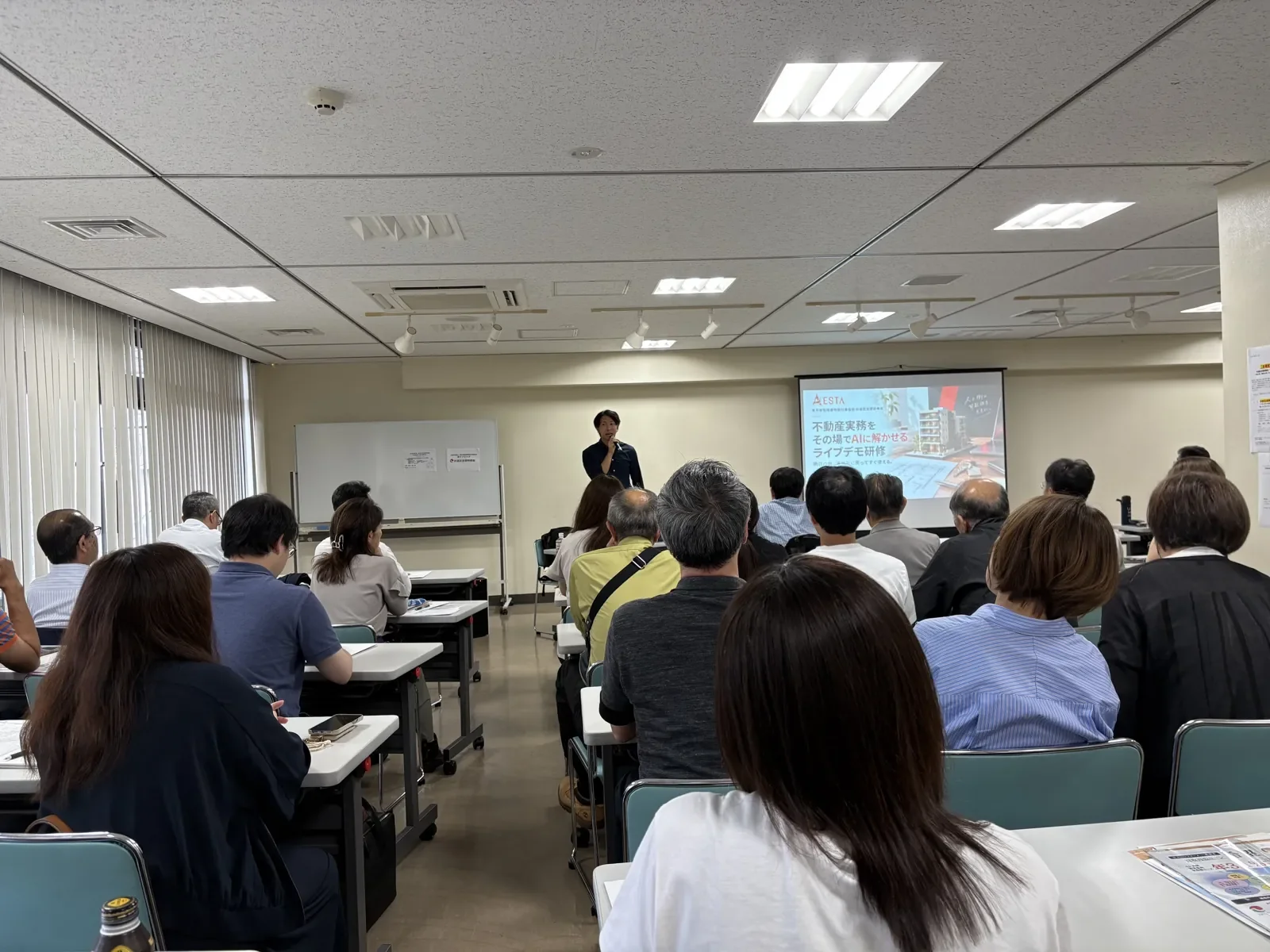 杉並区支部研修会の会場。講師の夏井と、スクリーンに向かう参加者