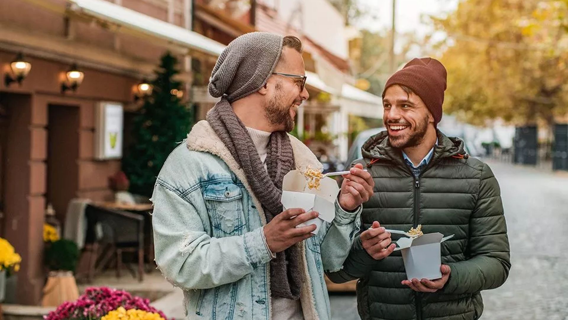 Men-eating-takeaway-outdoors