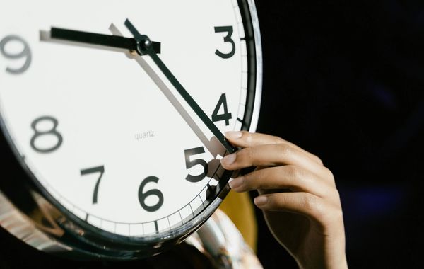 Time management techniques using online timers and clocks - productivity workspace illustration