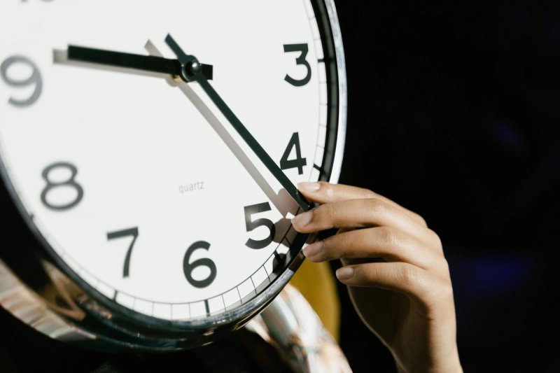 Time management techniques using online timers and clocks - productivity workspace illustration