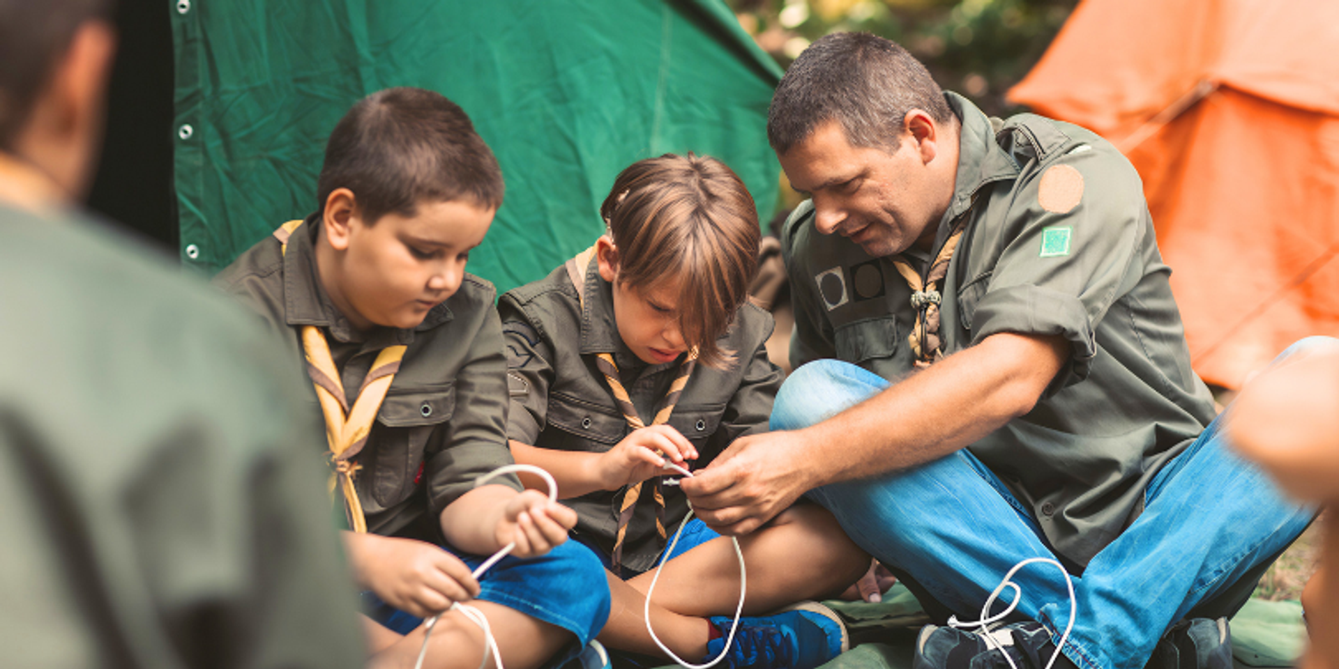 boy scouts learning to tie knots