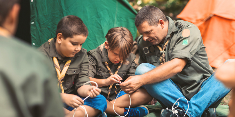 boy scouts learning to tie knots