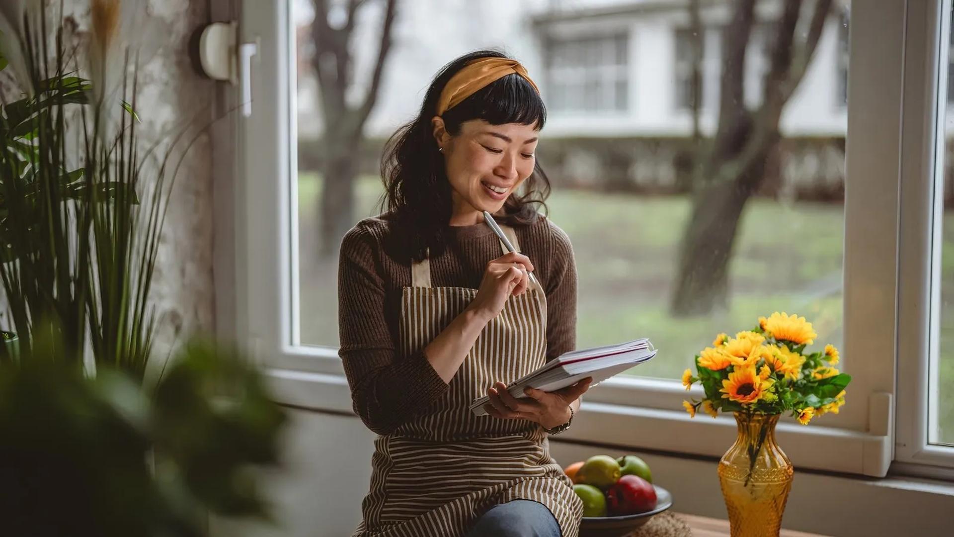 woman-organizing-thanksgiving-checklist