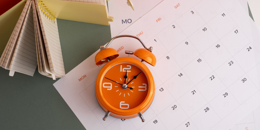 scheduling calendar with clock