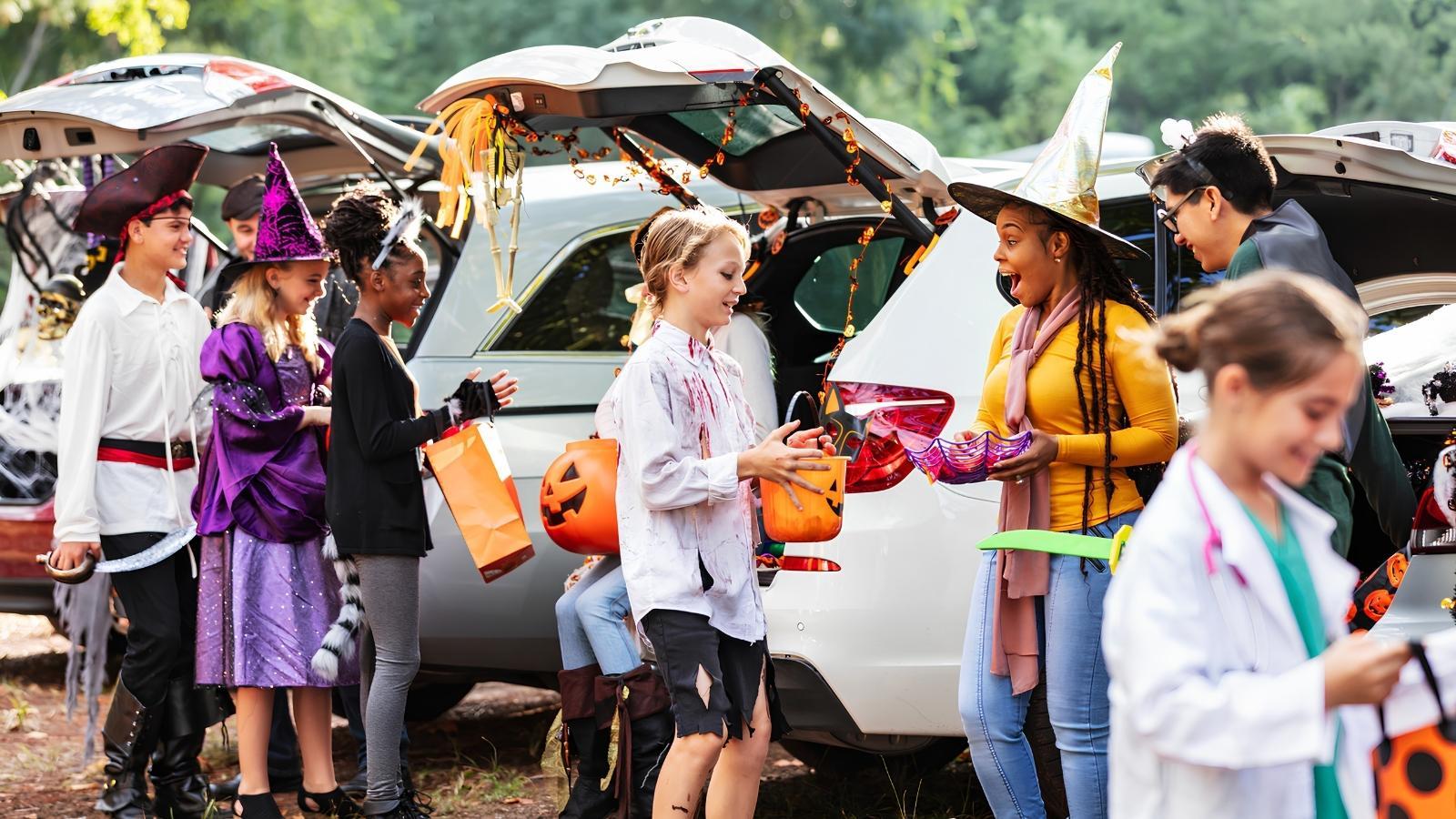 kids-at-trunk-or-treat