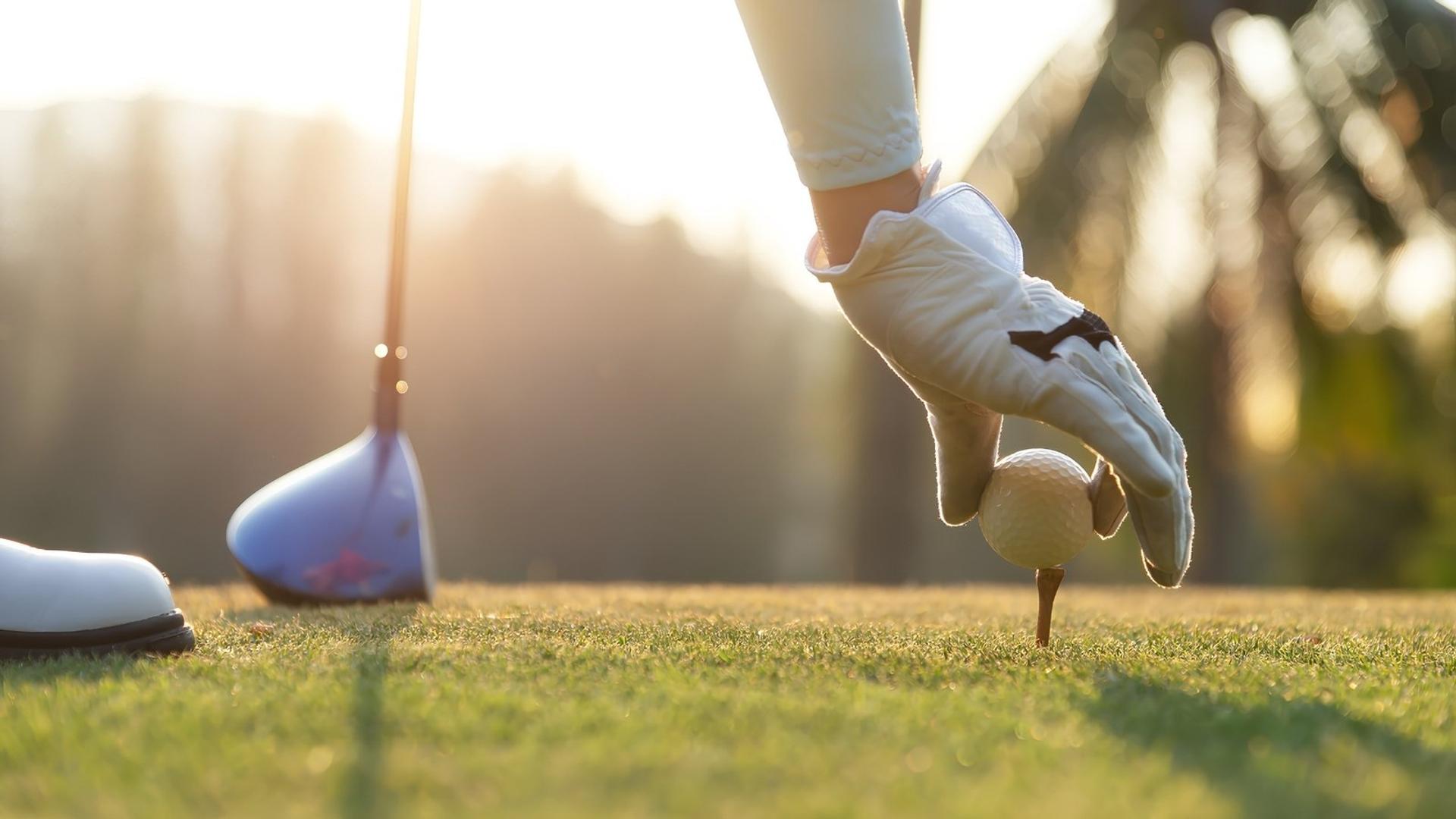 placing-golf-ball-on-tee