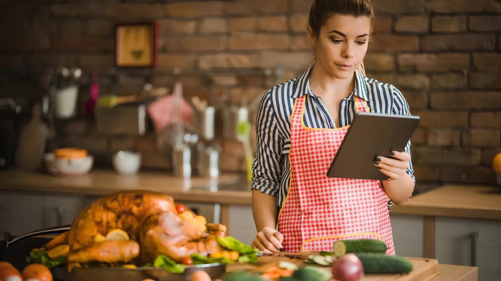 woman planning thanksgiving