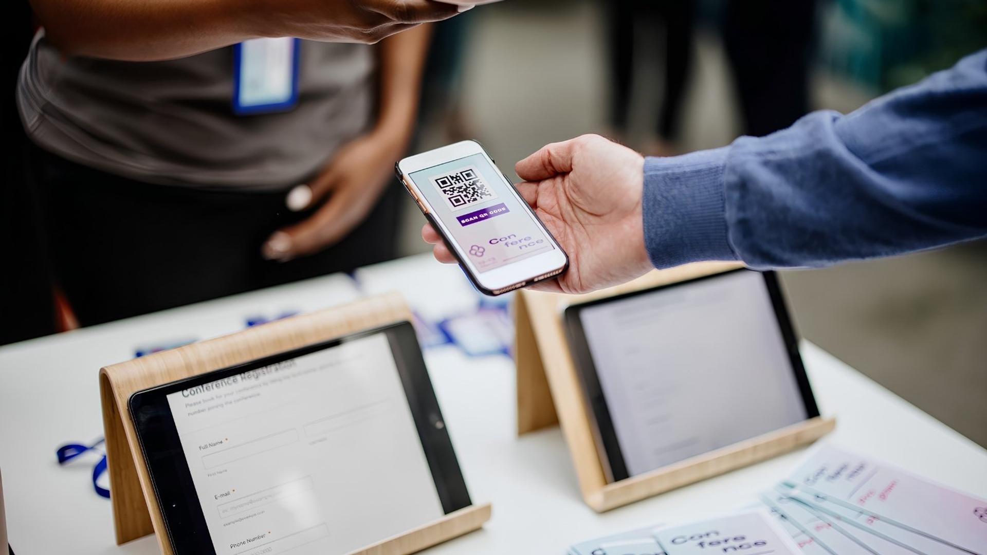 scanning-qr-code-ticket