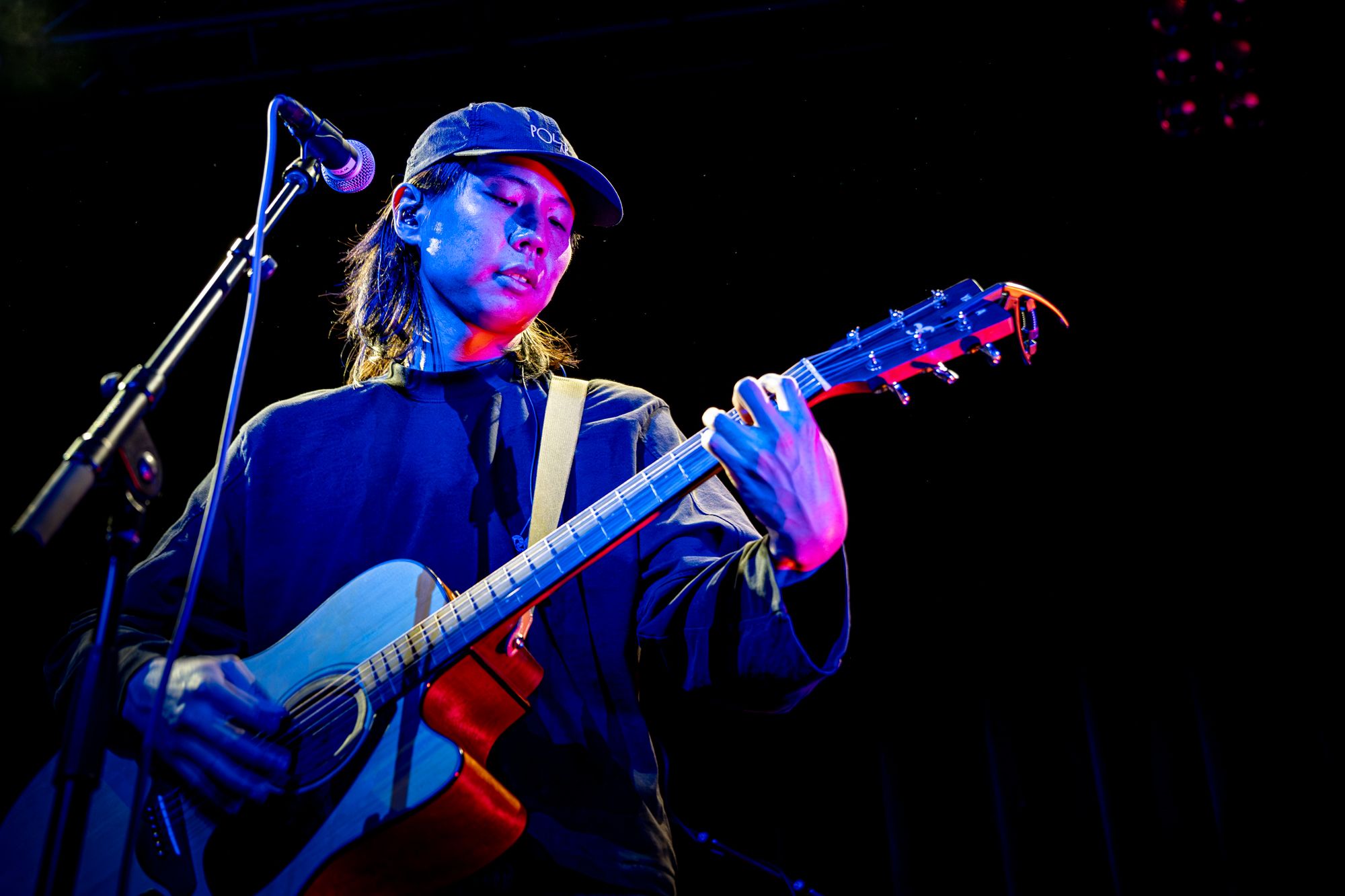 Wylie Hopkins playing guitar The Pearl