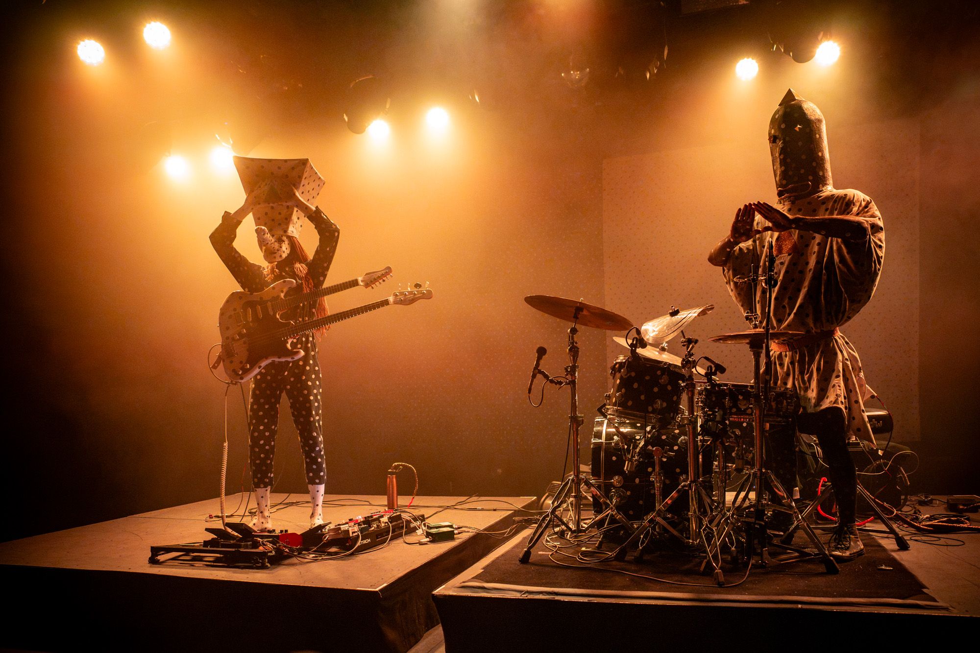 Khn and Klek de Poitrine greet their audience