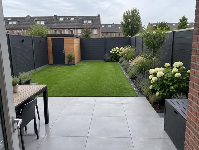 Afgeronde tuinrenovatie met keramisch terras, kunstgras en composiet schutting