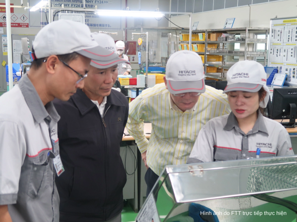 Technical product demonstration of fuel injectors and carburetors