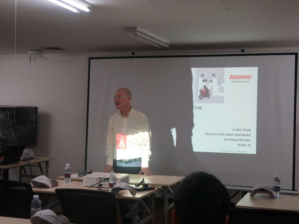 Technical product demonstration of fuel injectors and carburetors