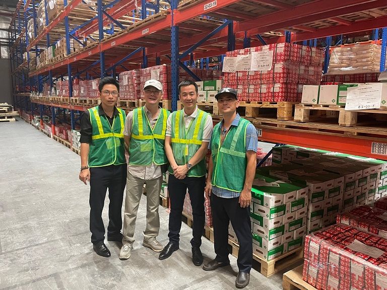 Hitachi Astemo Asia head presenting distributor certificate to TLM leadership