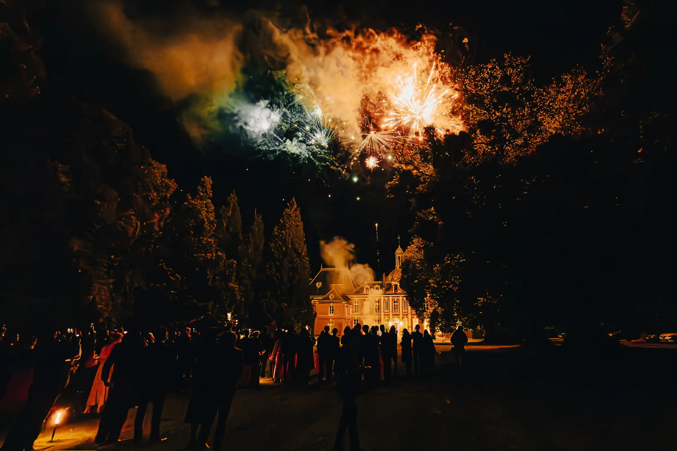 Des membres du club dînent autour d'une table, en pleine conversation.