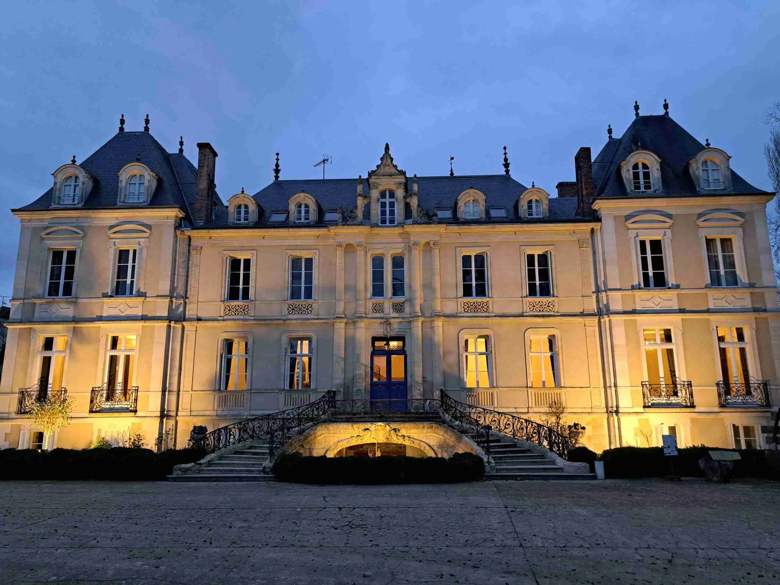 Château d'Ouezy features a large entrance porch, elegant architecture and a welcoming entrance.