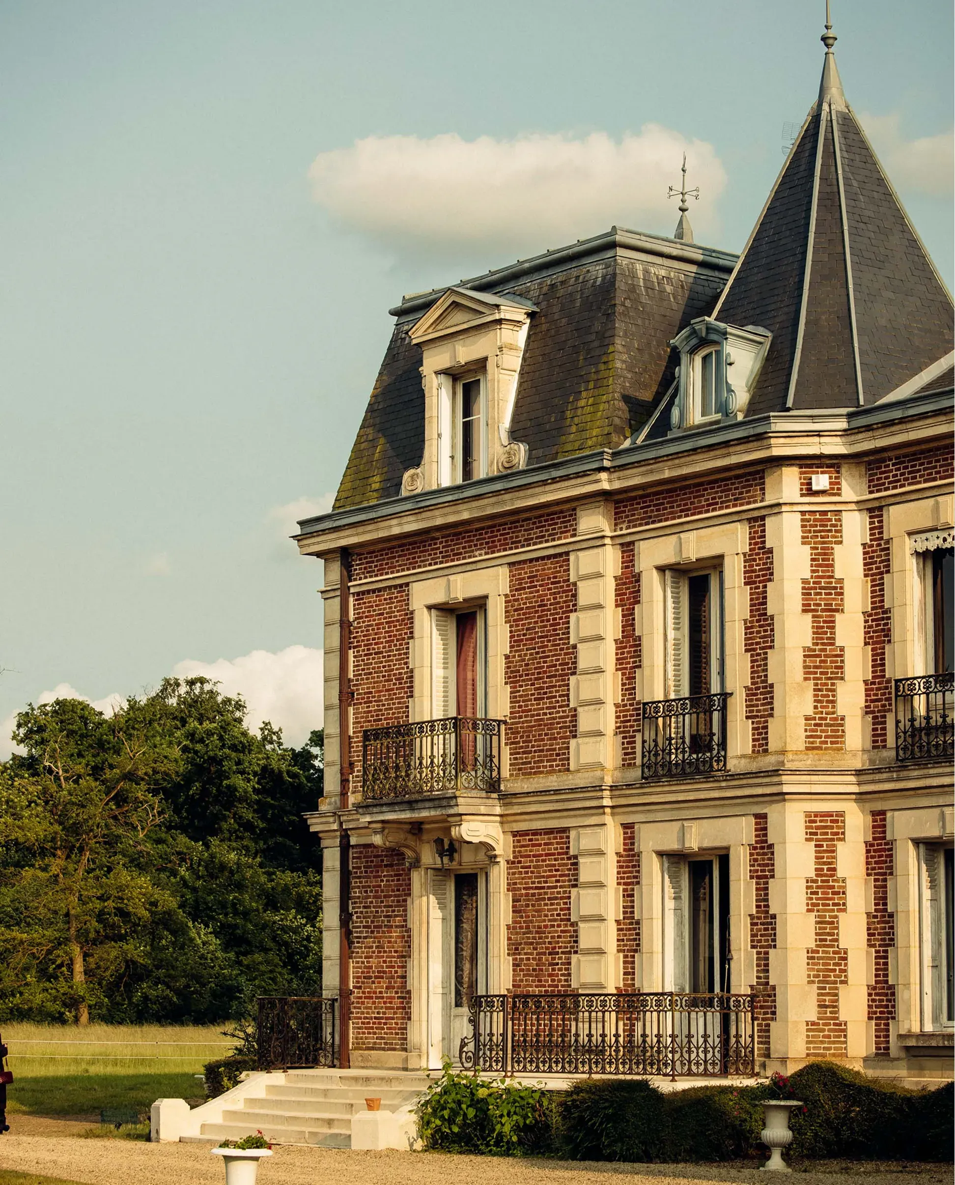 Château du Quesnoy with a spacious balcony, featuring classic design elements.