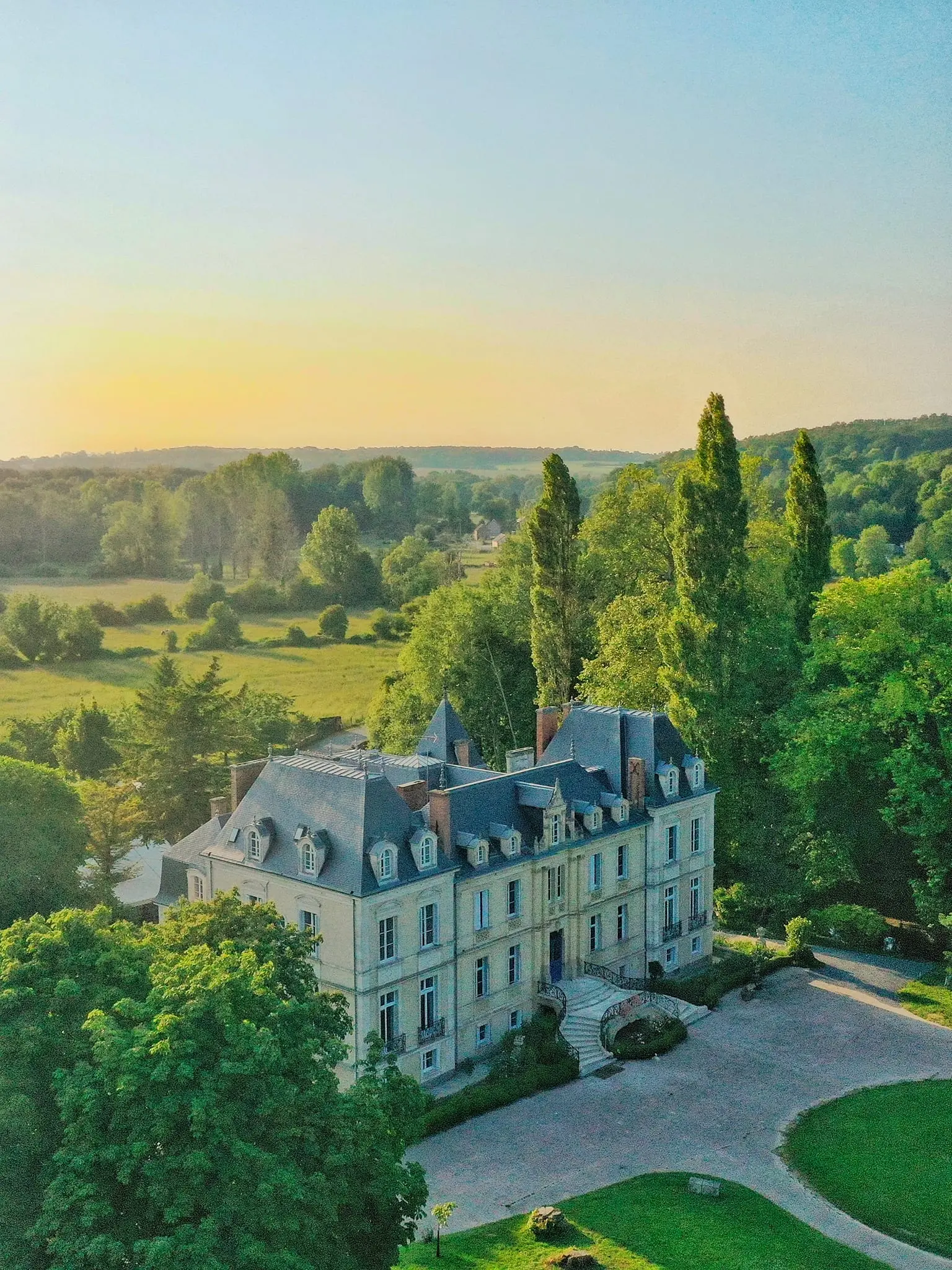 Le Château d'Ouezy se caractérise par un grand porche d'entrée, une architecture élégante et une entrée accueillante.