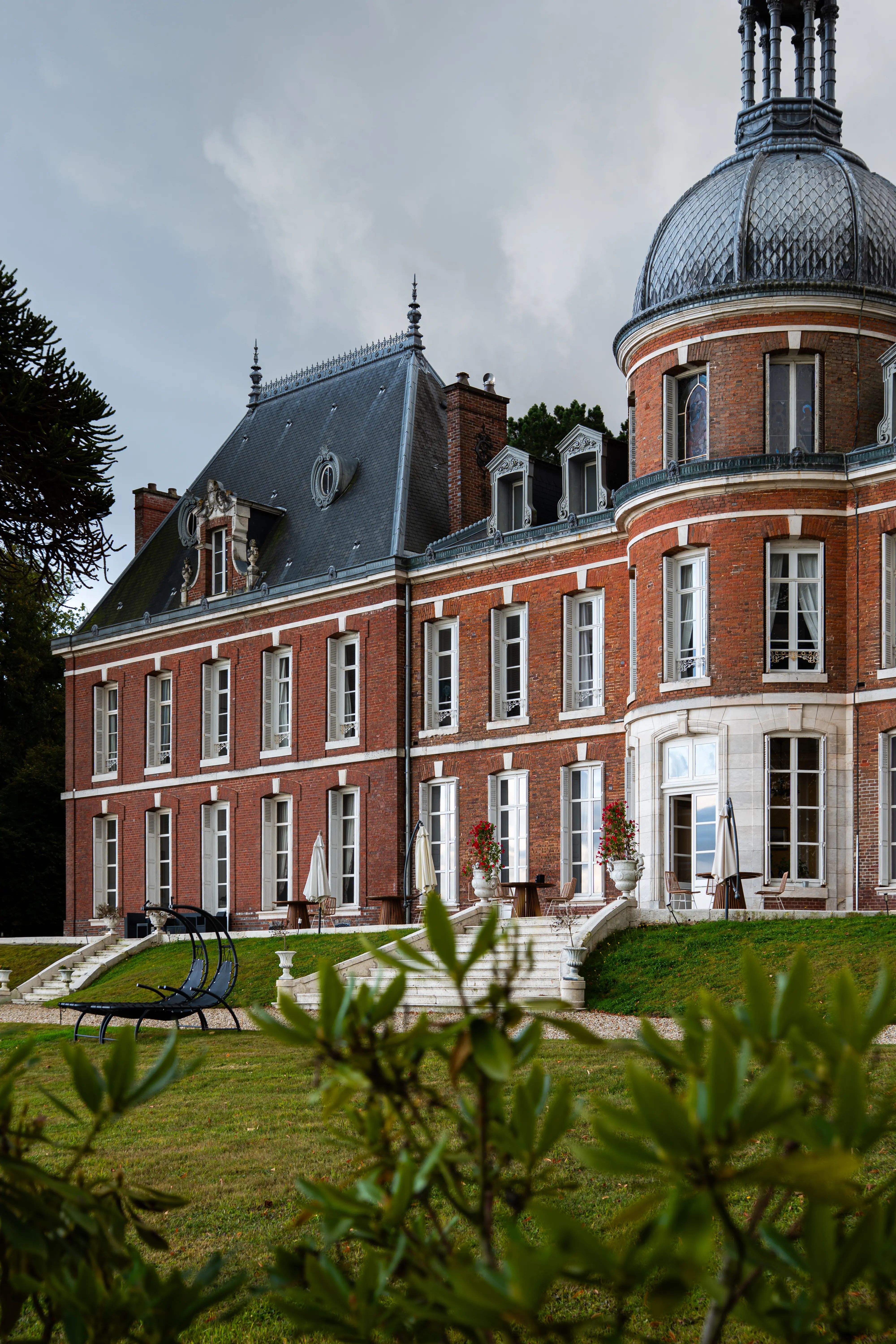 Le château du Landin aux murs de briques rouges