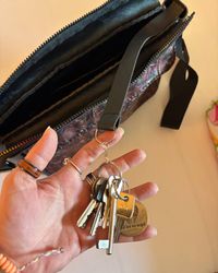 Flora bag - interior key leash detail