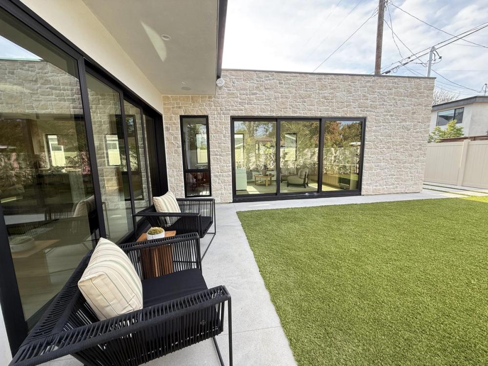 Finished limestone and smooth stucco courtyard by Duarte’s Plastering