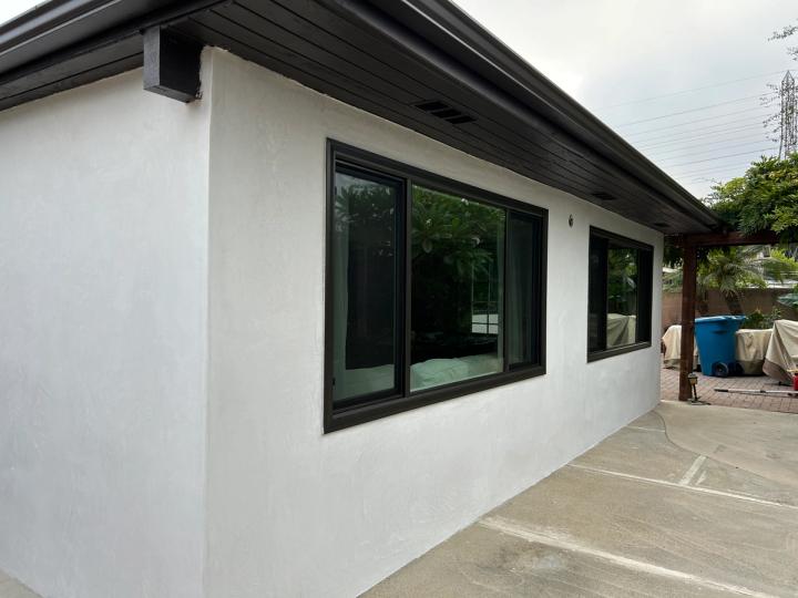 Crisp smooth finish with dark trim