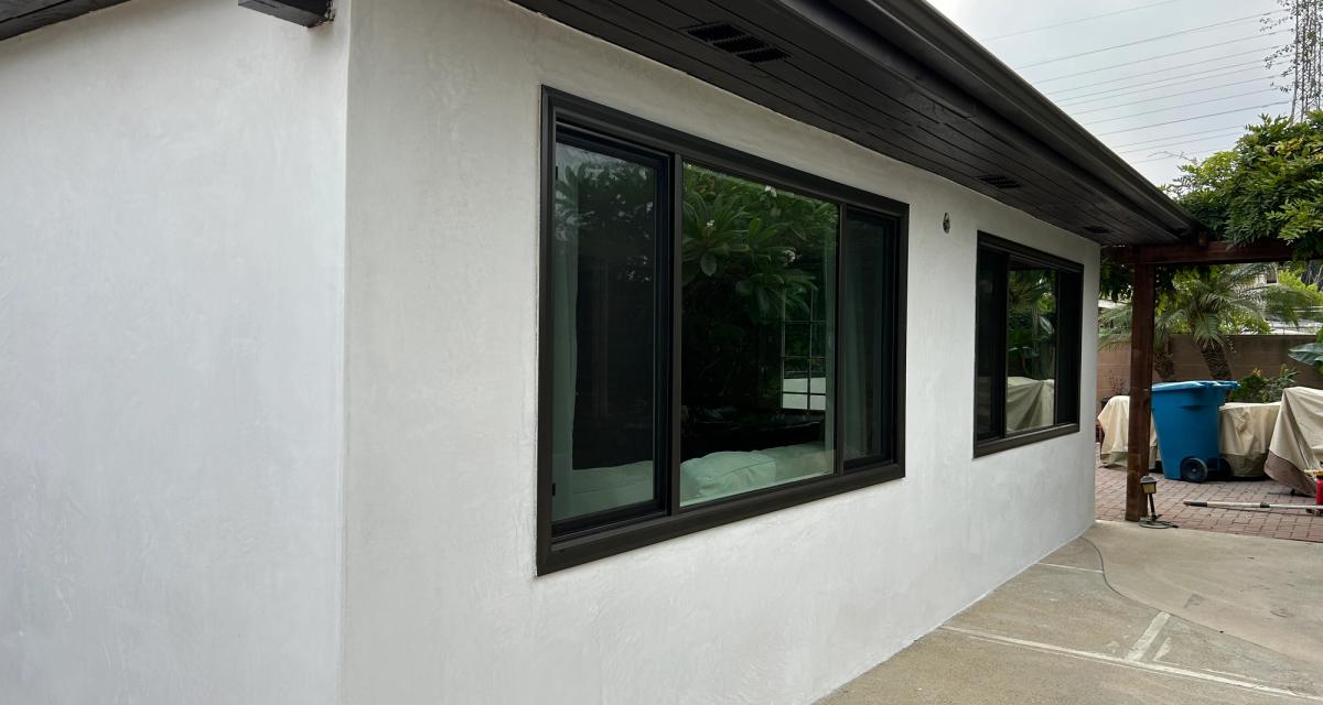 Crisp smooth finish with dark trim