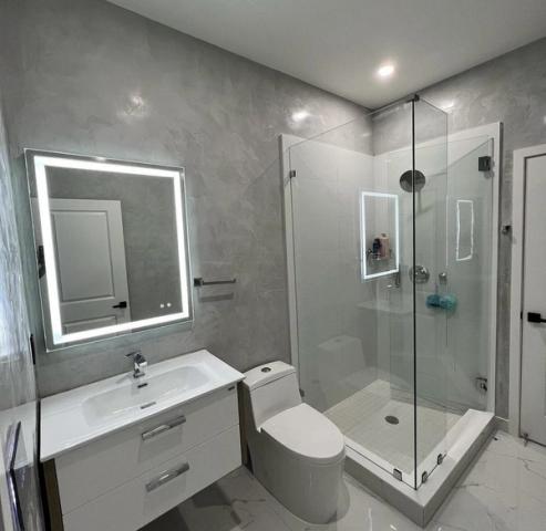 Polished plaster bath with walk-in shower