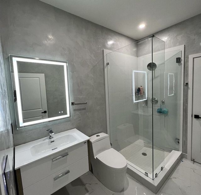 Polished plaster bath with walk-in shower