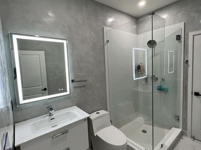 Polished plaster bath with walk-in shower