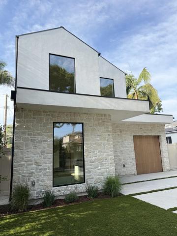 Smooth stucco and window detail, custom home — Duarte's Plastering project near Costa Mesa, CA