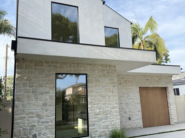 Smooth stucco and window detail, custom home — Duarte's Plastering project near Costa Mesa, CA